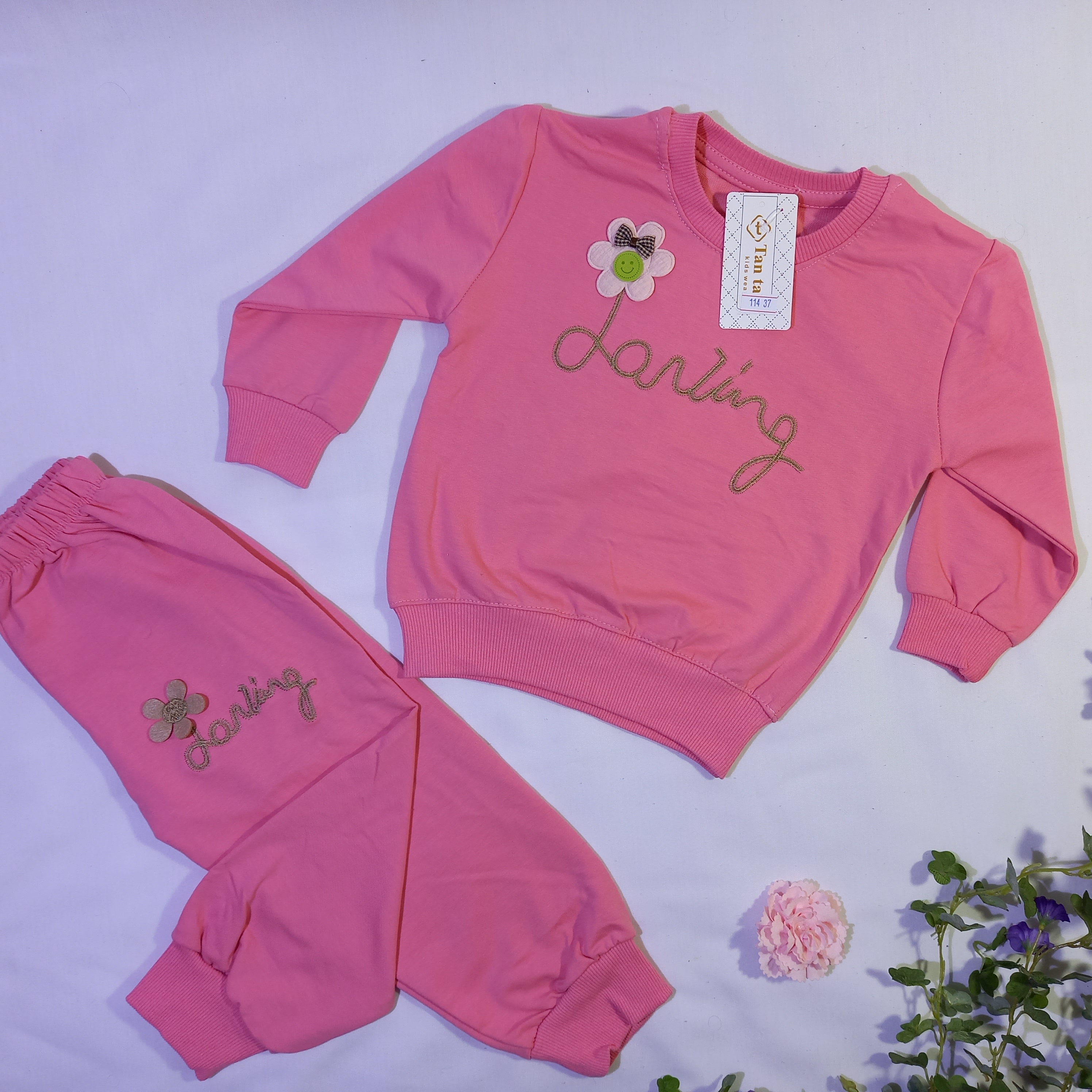 ست بلوز و شلوار دخترانه پاییزه رنگ صورتی باگلدوزی و گل برجسته جنس دورس سایز 32 و 37 کد 1018