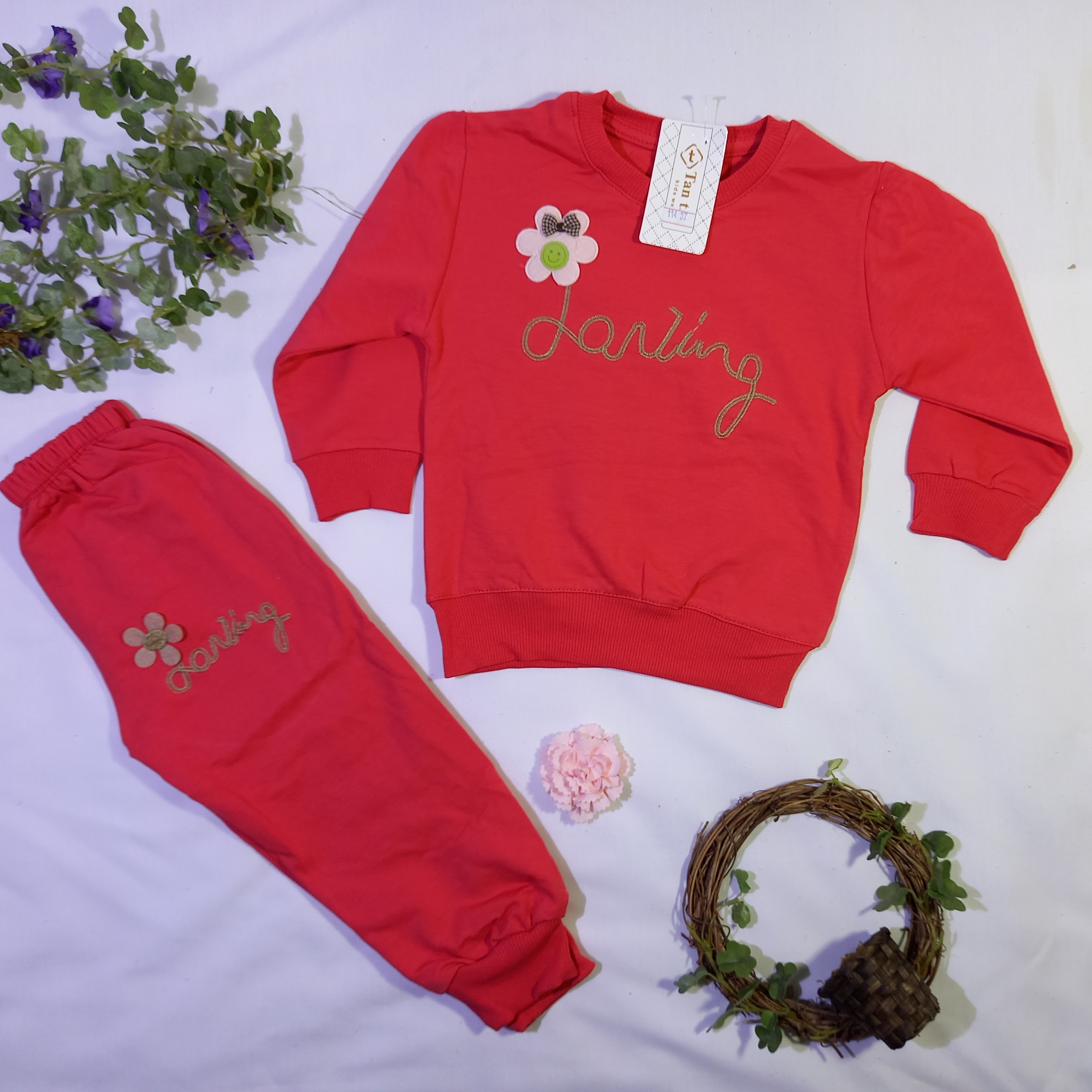 ست بلوز و شلوار دخترانه رنگ قرمز باگلدوزی و گل برجسته جنس دورس سایز 32 و 37 کد 1018